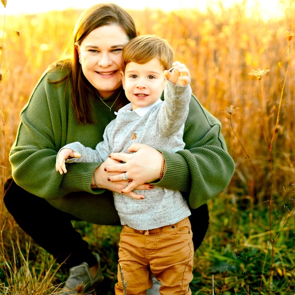 Meet your Posher, Julie 💗 - Picture 1 of 1